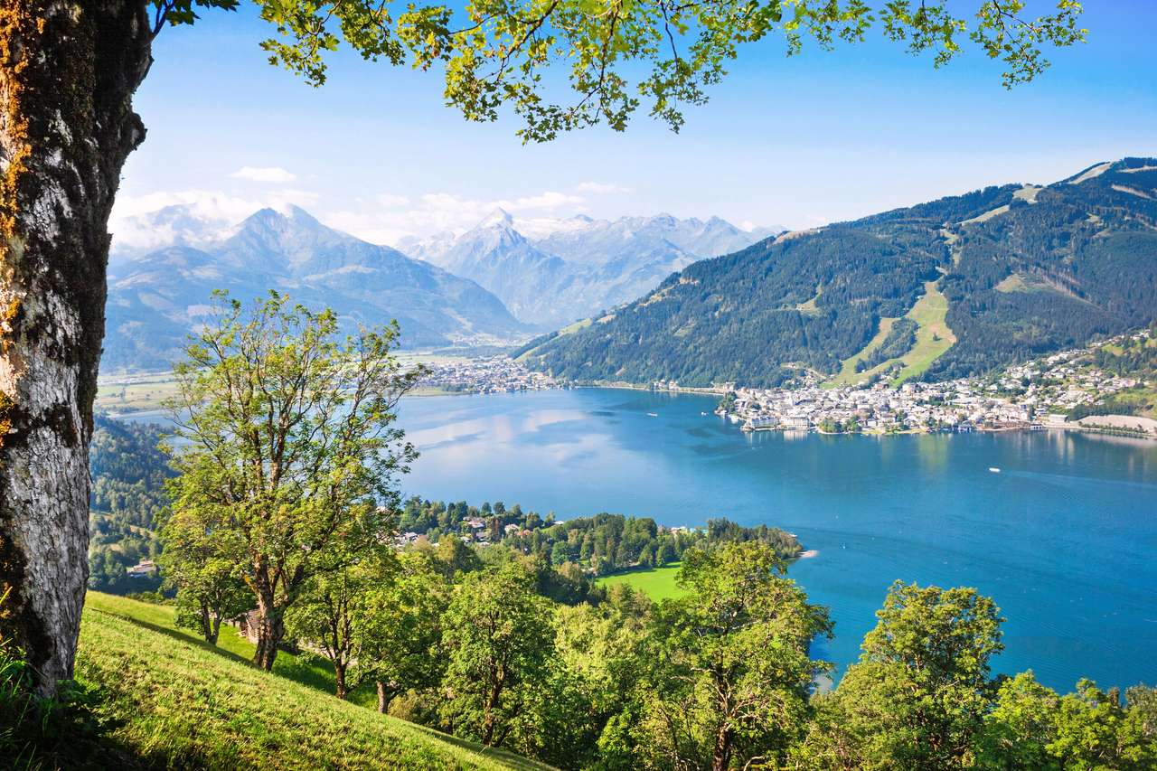 Piękny krajobraz z Alpami i górskim jeziorem w Zell am See w Austrii puzzle online