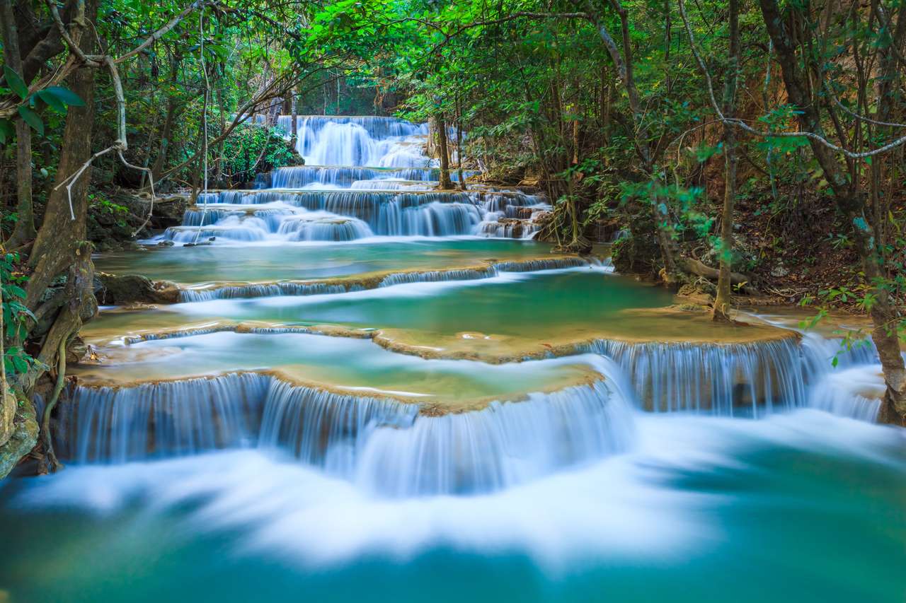 Wodospad głębokiego lasu w Kanchanaburi, Tajlandia puzzle online