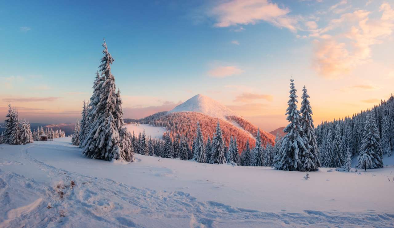 Fantastyczny zimowy krajobraz w ośnieżonych górach puzzle online
