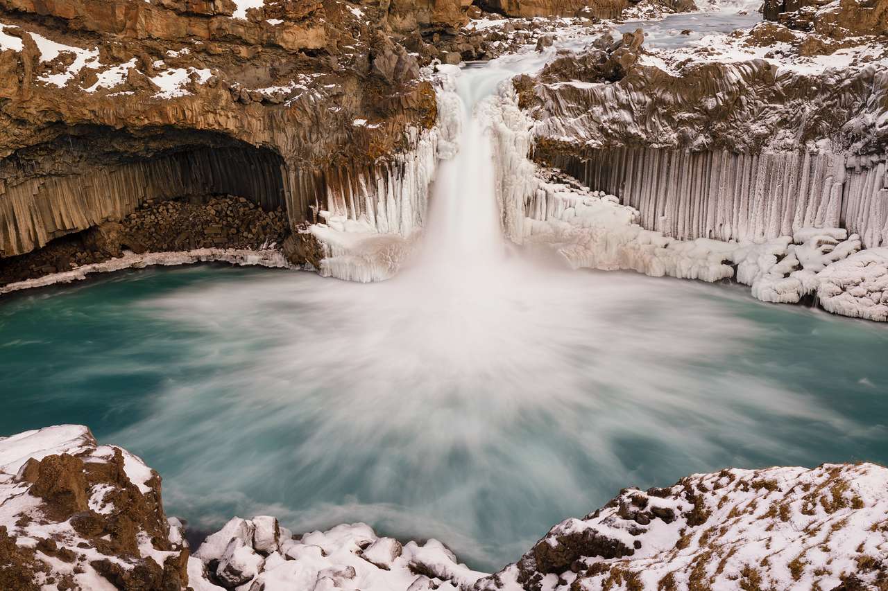 Aldeyjarfoss, islandzki wodospad zaokrąglony bazaltowymi kolumnami puzzle online