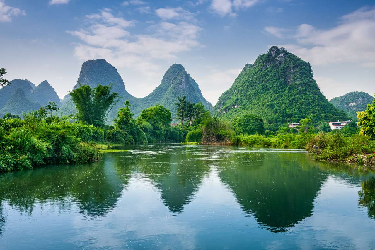 Krasowy krajobraz górski w Guilin, Chiny. puzzle online