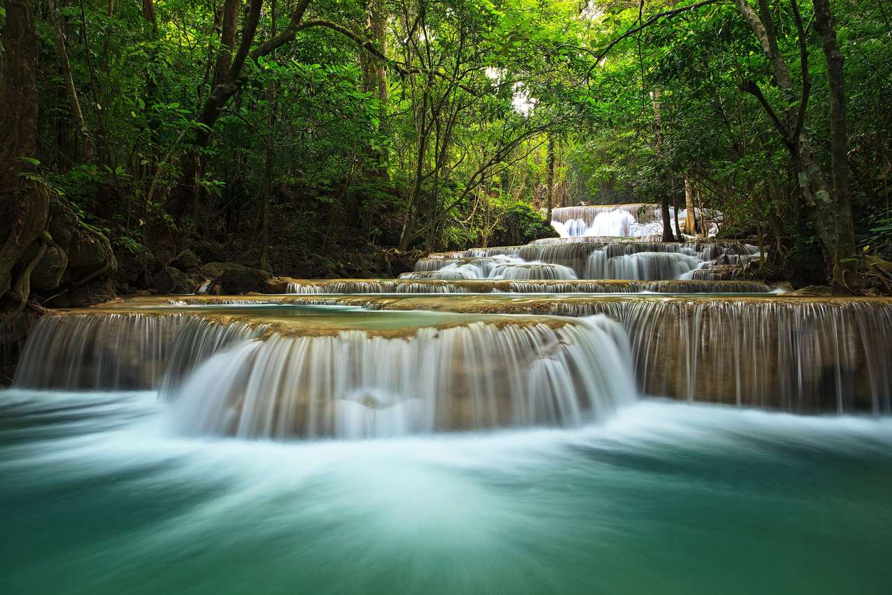 wodospad w tajskim parku narodowym. W głębokim lesie na górze. puzzle online