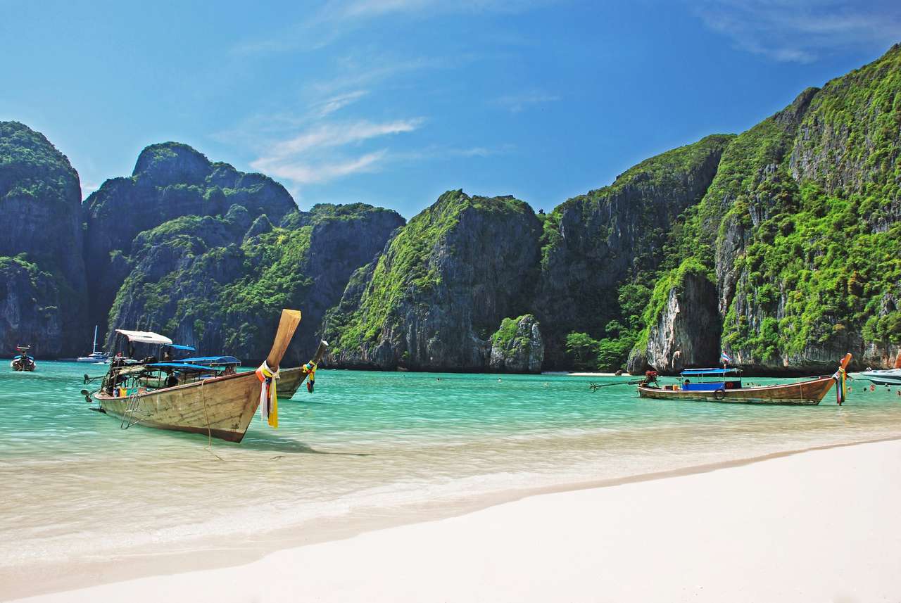 Tropikalna plaża na wyspie Koh Phi Phi, Tajlandia puzzle online