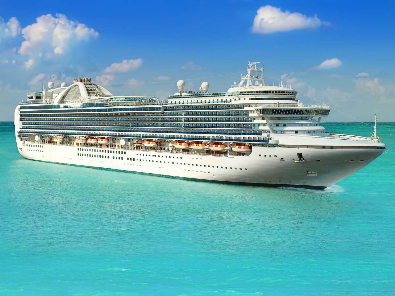Luksusowy statek wycieczkowy płynący z Portu puzzle online
