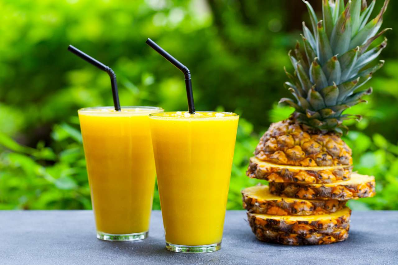 Ananas z sokiem z owoców tropikalnych puzzle online