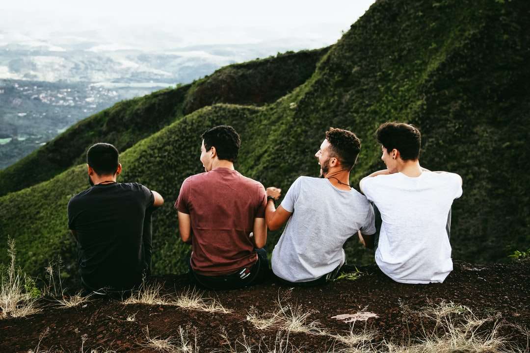 rząd czterech mężczyzn siedzących na górskim szlaku puzzle online