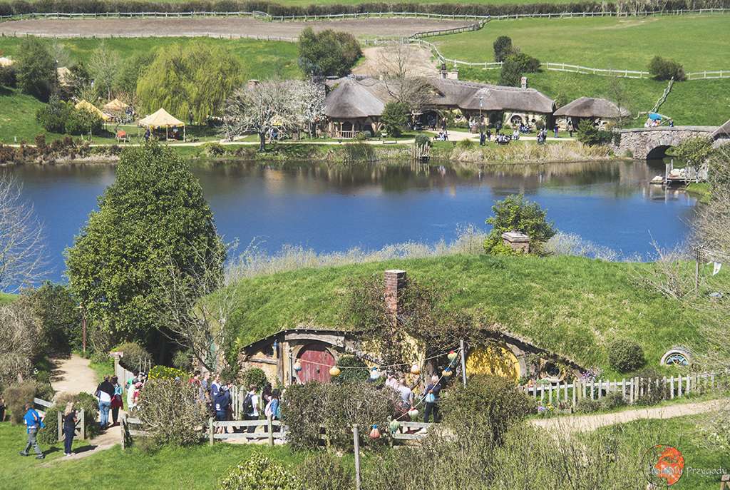 Wioska Hobbitów i jezioro w Nowej Zelandii puzzle online