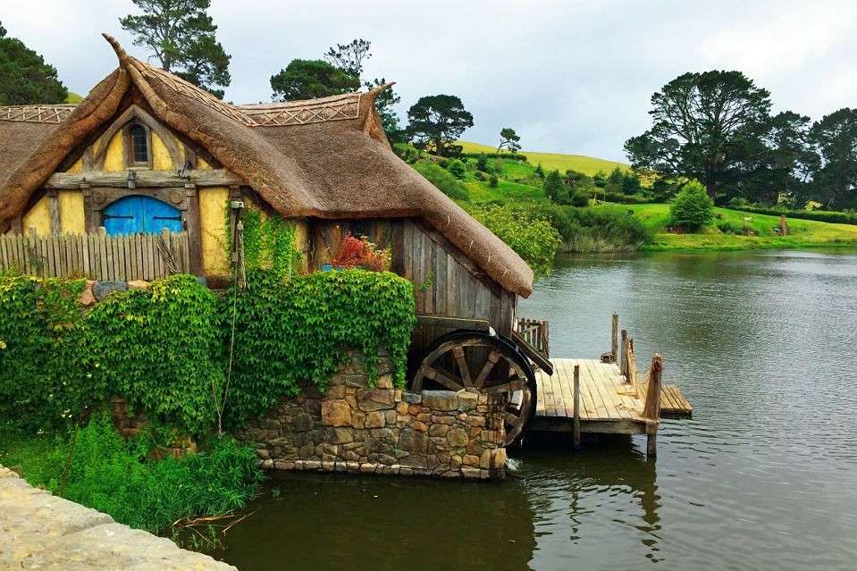 Hobbiton i jezioro w Nowej Zelandii puzzle online
