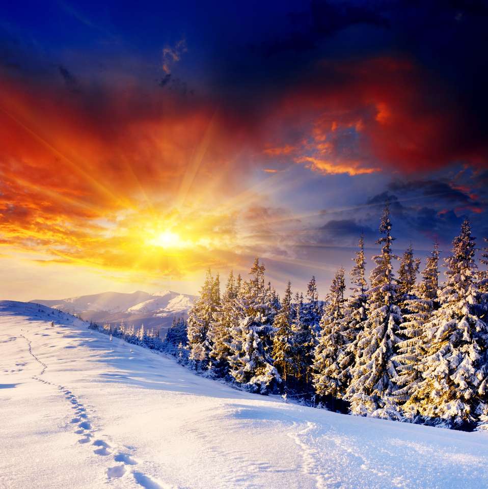 Majestatyczny zachód słońca w zimowym krajobrazie gór puzzle online