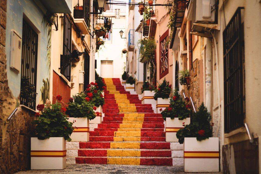 Bydynki z wąska uliczką ze schodami w Hiszpanii puzzle online