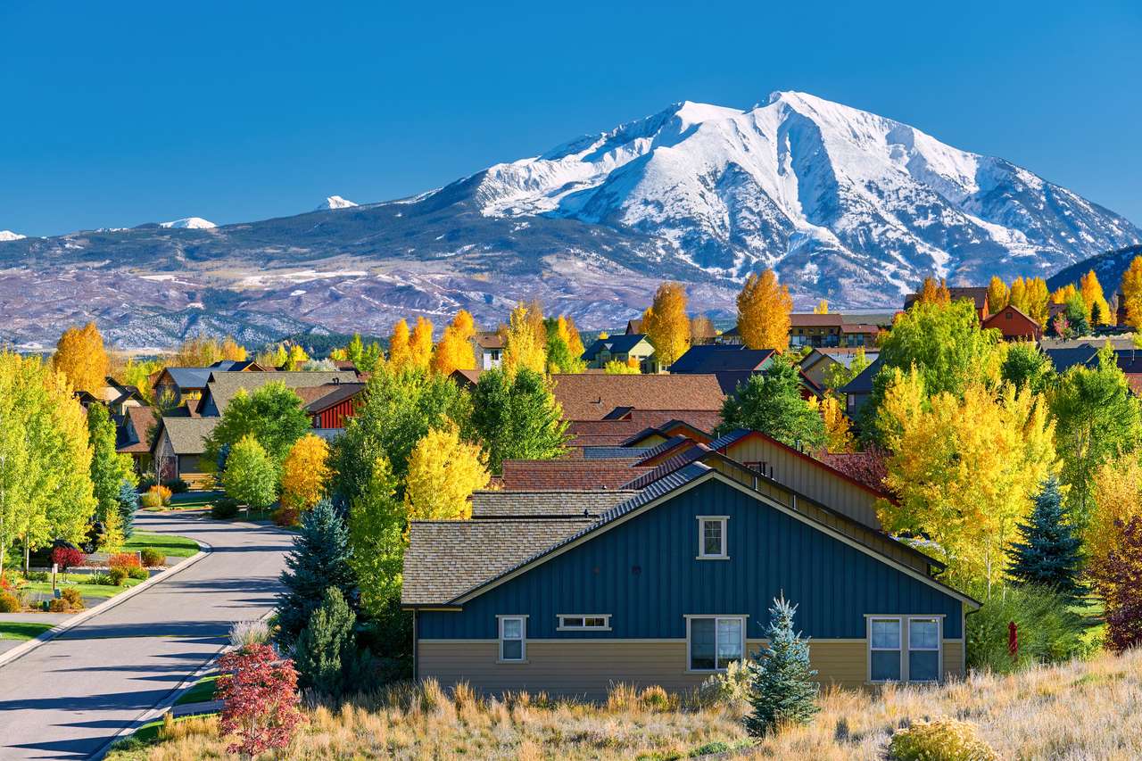 Osiedle mieszkaniowe w Kolorado jesienią puzzle online