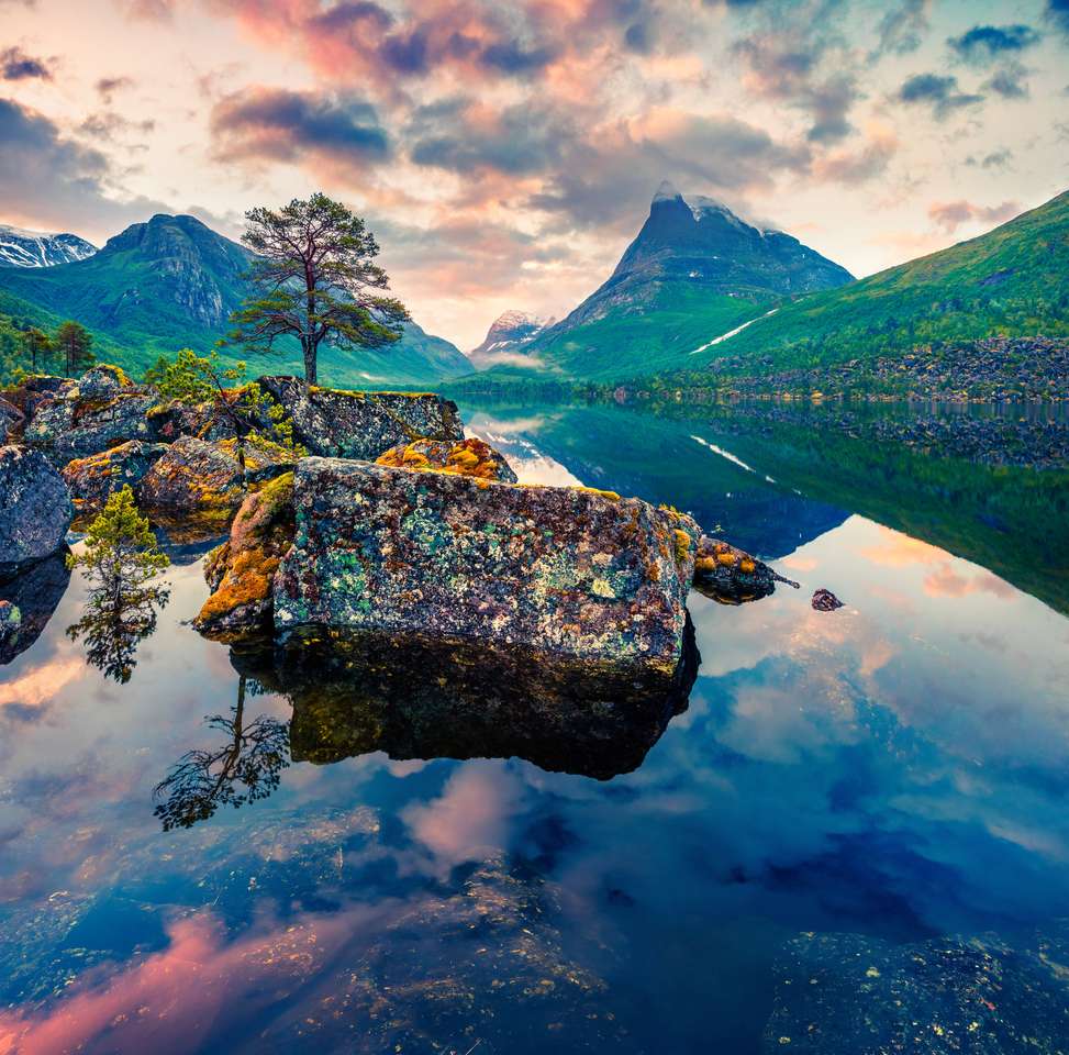 Letni wschód słońca nad jeziorem Innerdalsvatna puzzle online