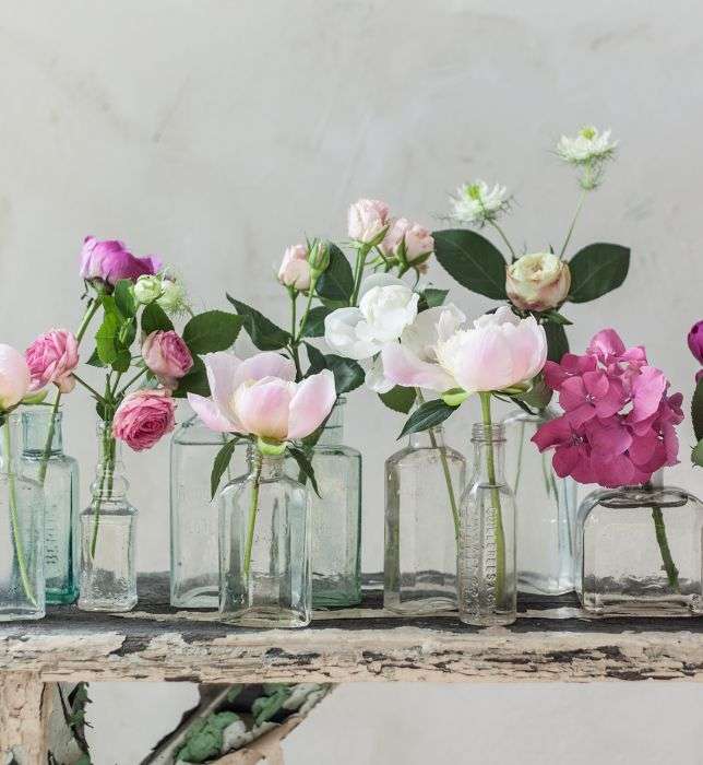 Kwiatki w szklanych wazonikach puzzle online