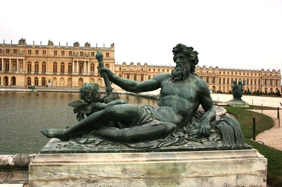 Pałac we Francji- rzeźba w ogrodzie pałacu puzzle online
