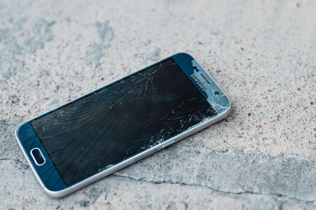 niebieski smartfon Samsung z Androidem na szarym marmurowym stole puzzle online