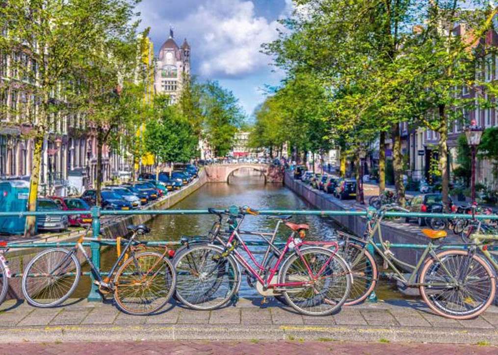 Kanał z mostem w Amsterdamie puzzle online