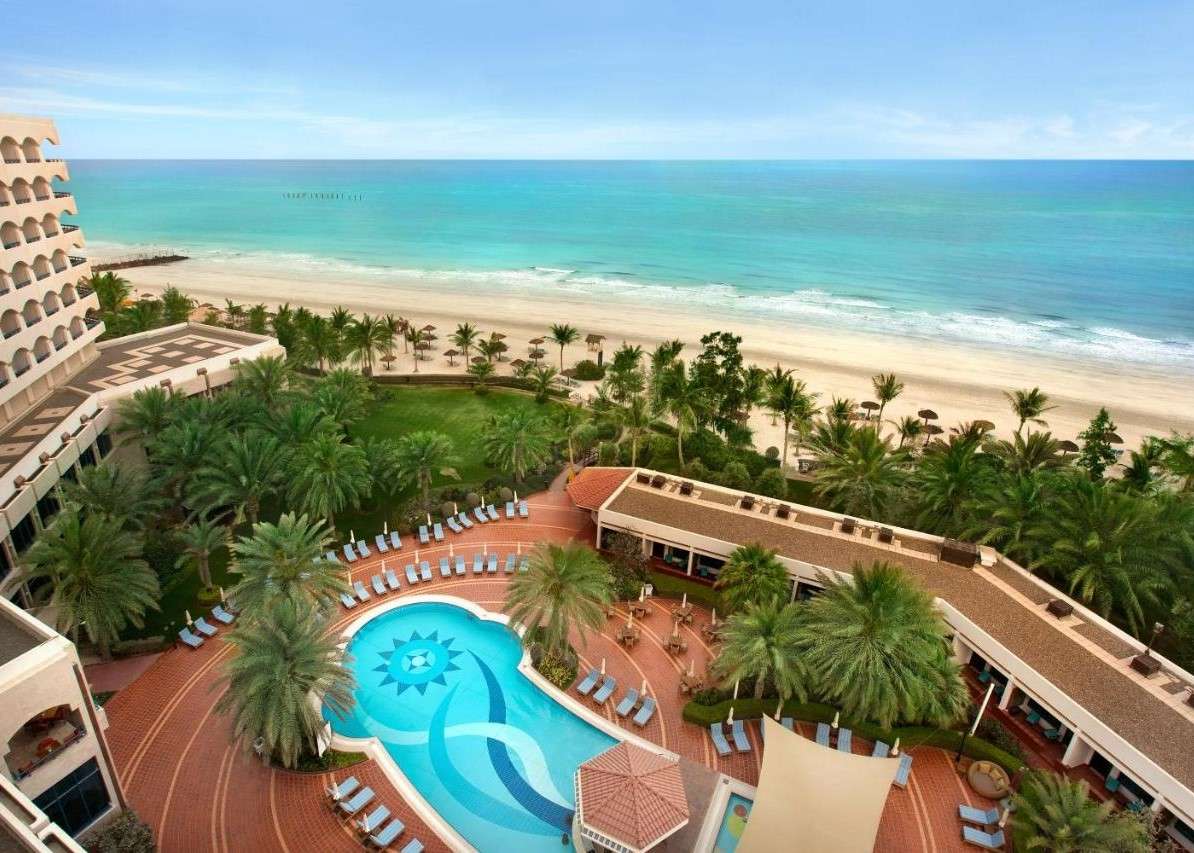 Widok z hotelu na plażę w Ajmanie puzzle online