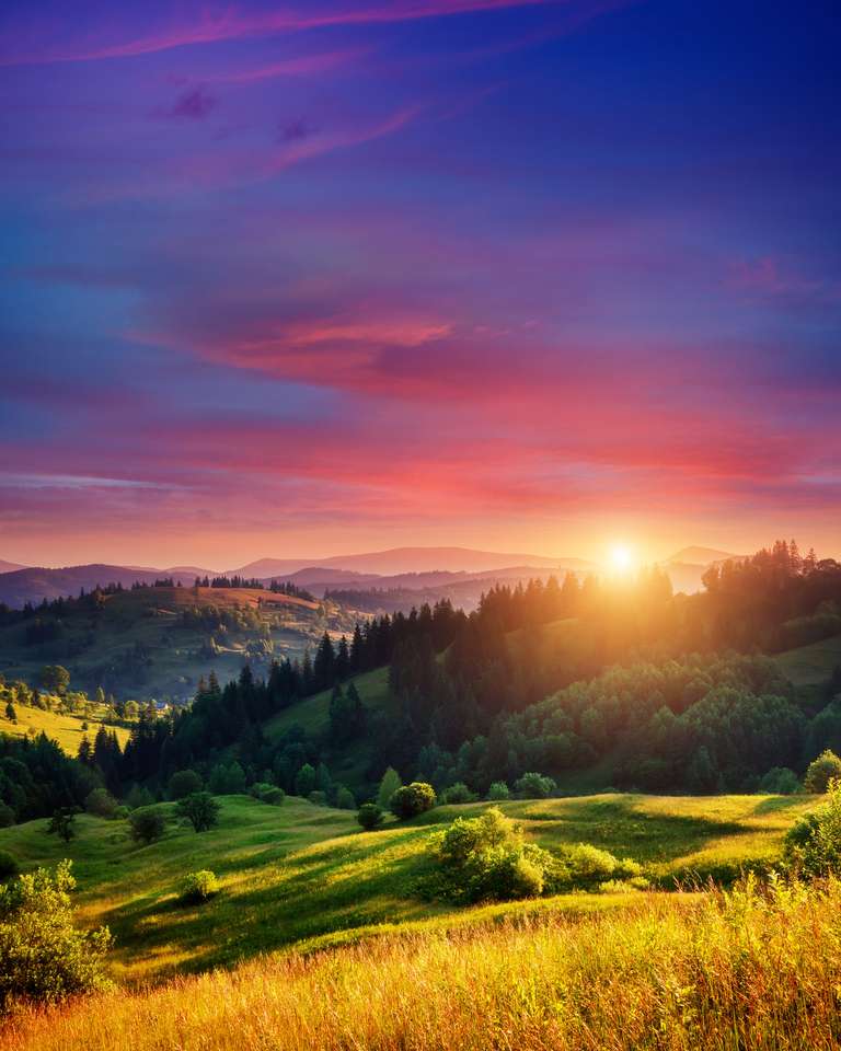 Piękne zielone wzgórza świecące ciepłym światłem słonecznym puzzle online