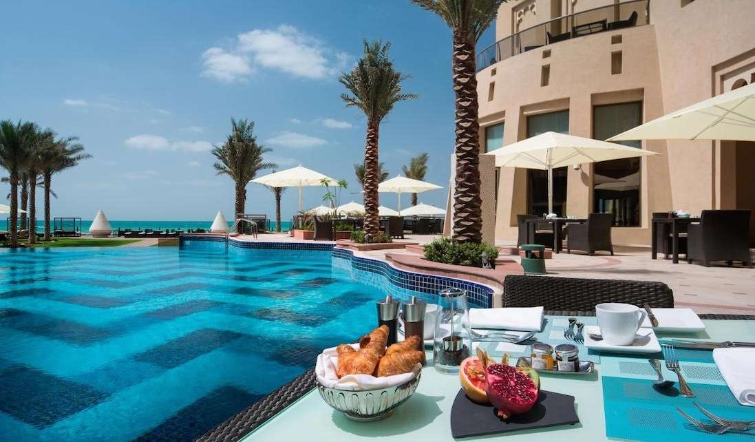 Hotel z basenem, morze w Ajmanie puzzle online