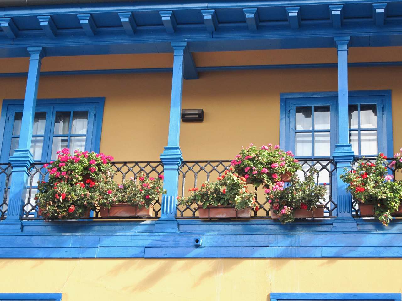 Kwiecisty balkon w Oviedo puzzle online