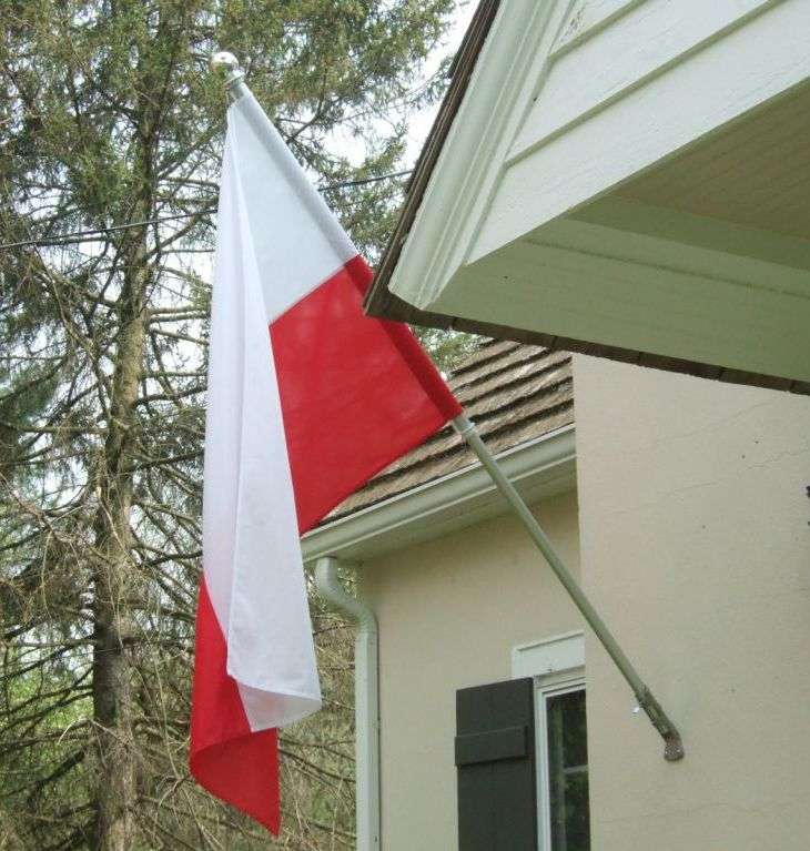 Flaga polski na budynku puzzle online
