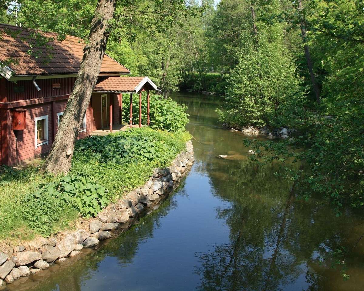 Dom przy rzece w lesie puzzle online