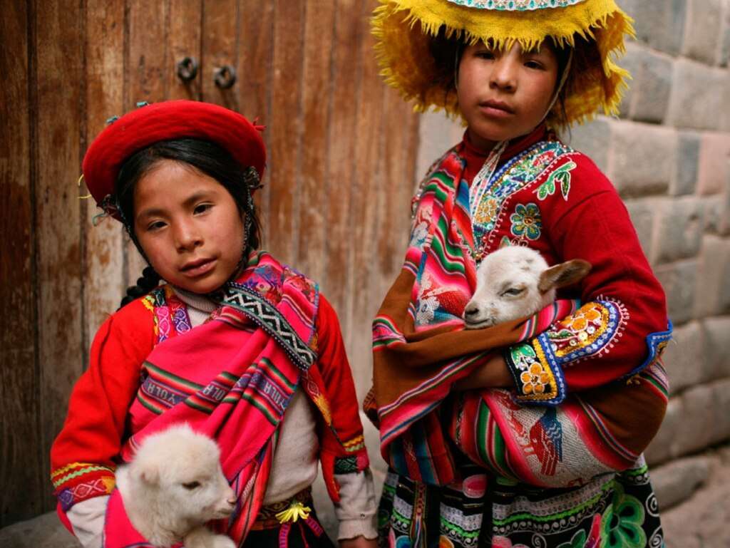Dzieci trzymające owieczki, Peru puzzle online
