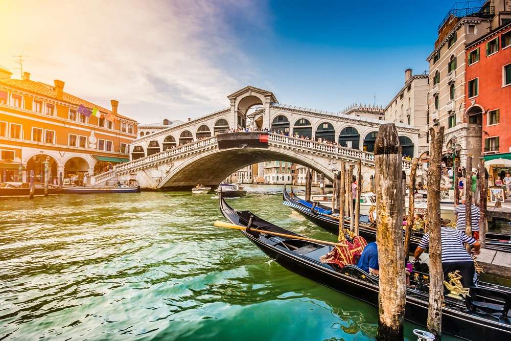 Wenecja, miasto z kanałem i mostem puzzle online