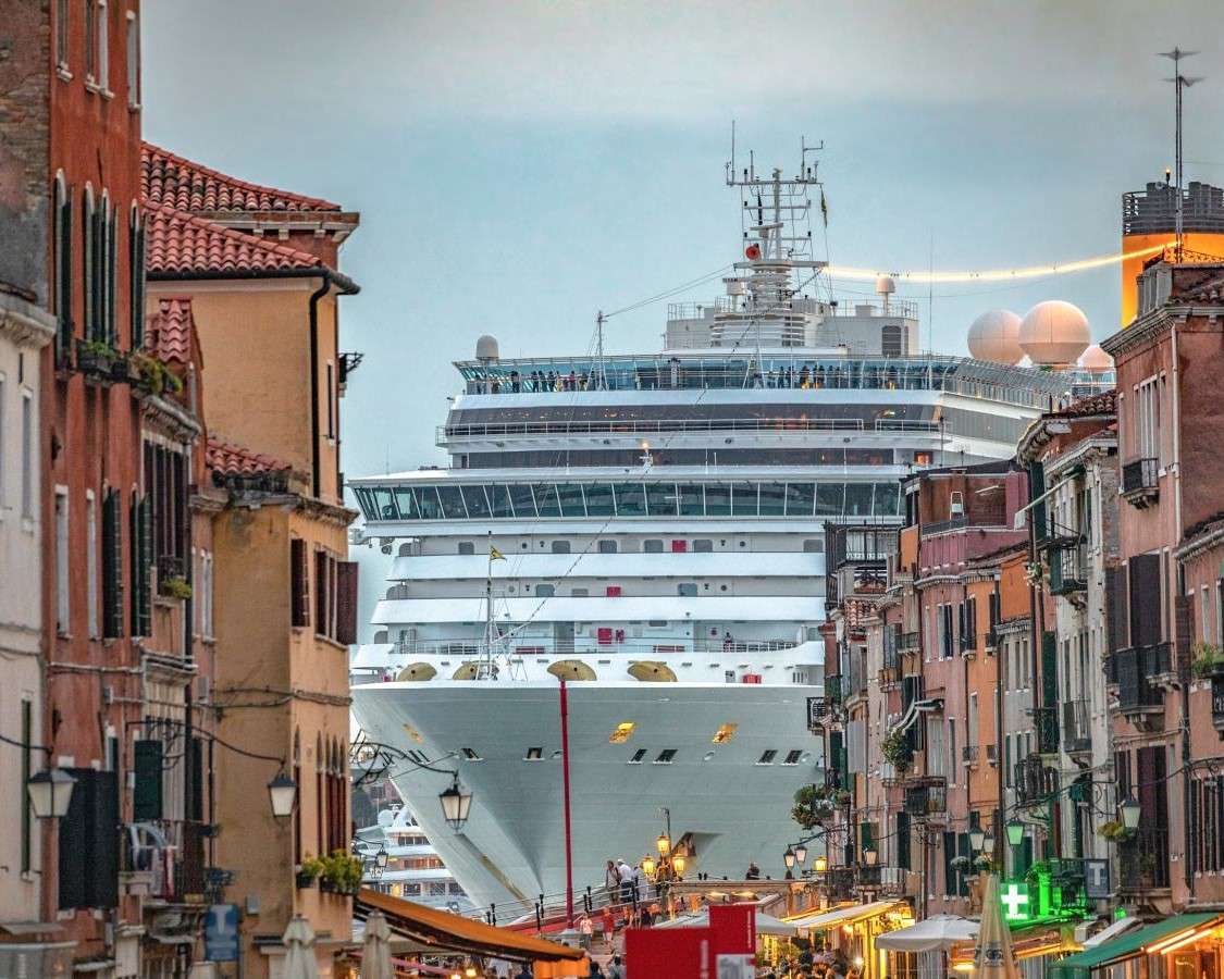 Statek wycieczkowy u wybrzeża Wenecji puzzle online