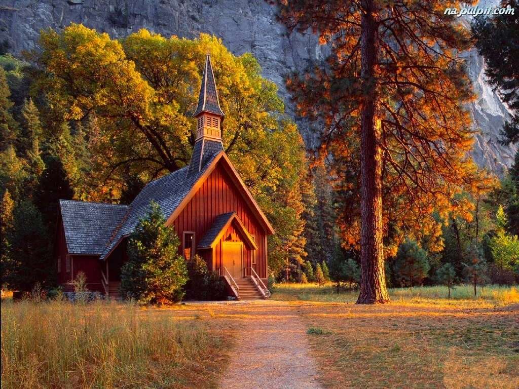 Drewniany kościółek w górach jesienią puzzle online