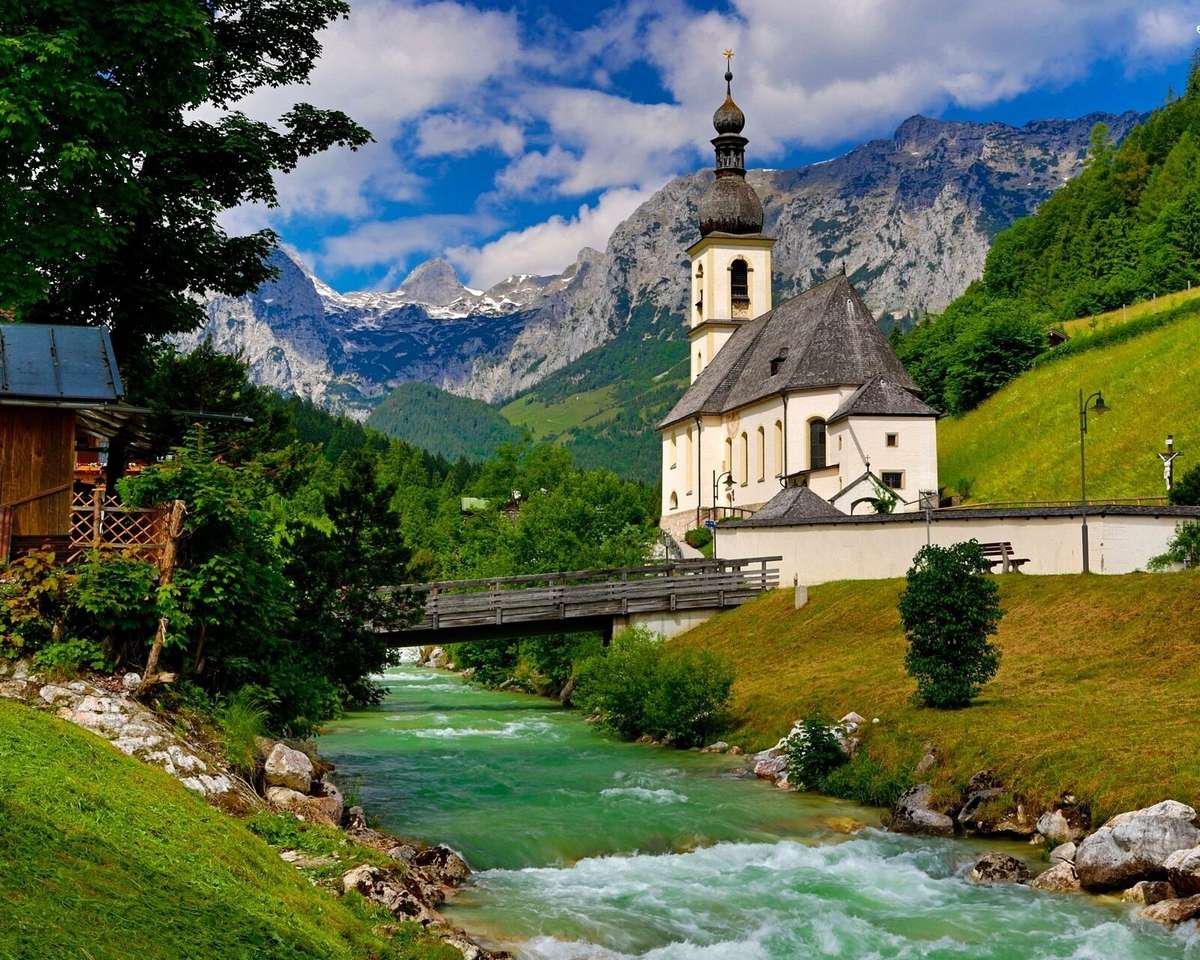 Kościół nad rzeką w Alpach puzzle online