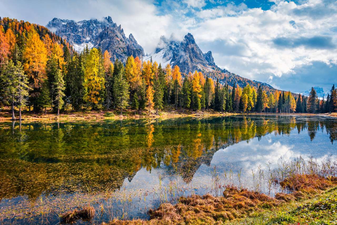 Fantastyczna jesienna scena jeziora Antorno puzzle online