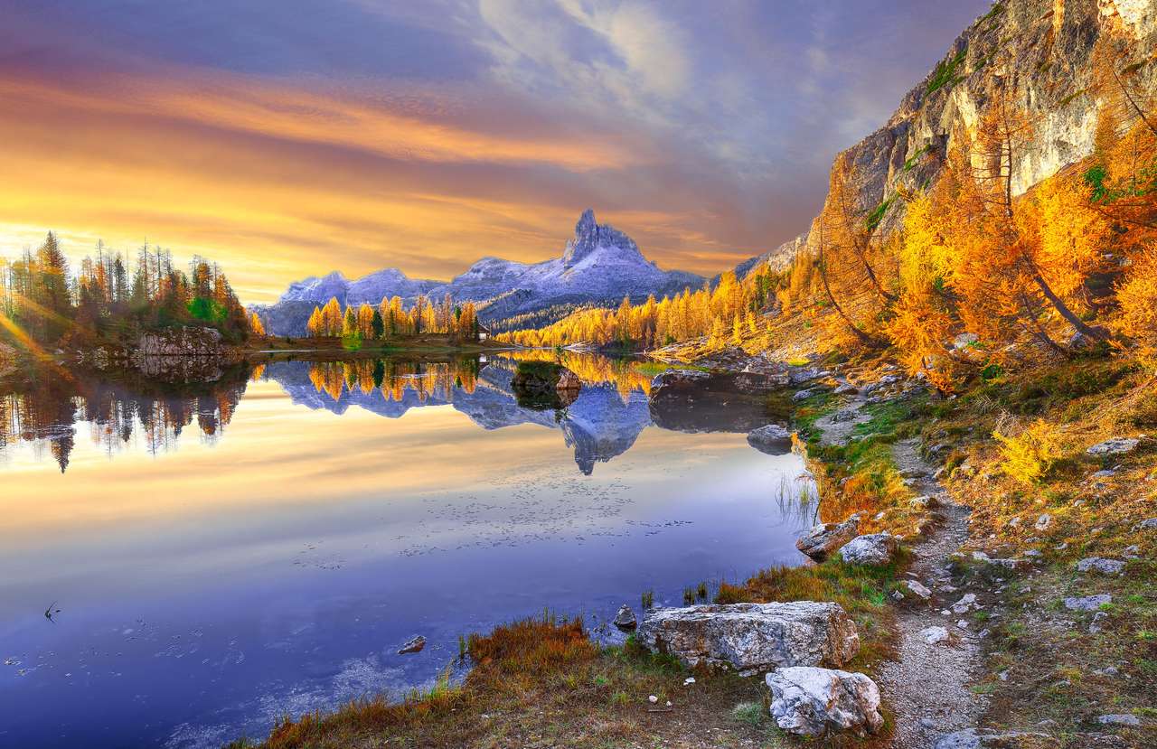 Cudowny jesienny widok z kolorowym niebem puzzle online