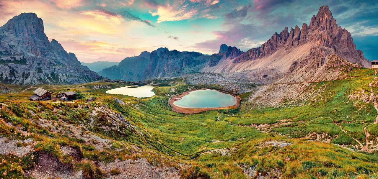 Kolorowy letni wschód słońca w skalistej górskiej dolinie puzzle online