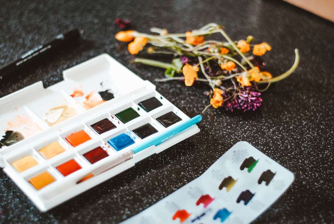paleta farb z suszonymi kwiatami puzzle online