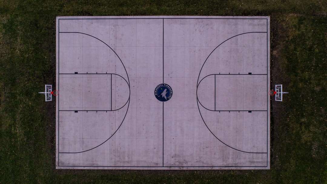 widok z góry na boisko do koszykówki puzzle online