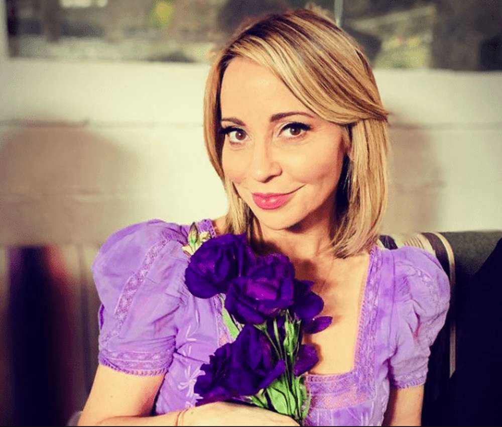 Tara Strong z fioletowymi kwiatami puzzle online