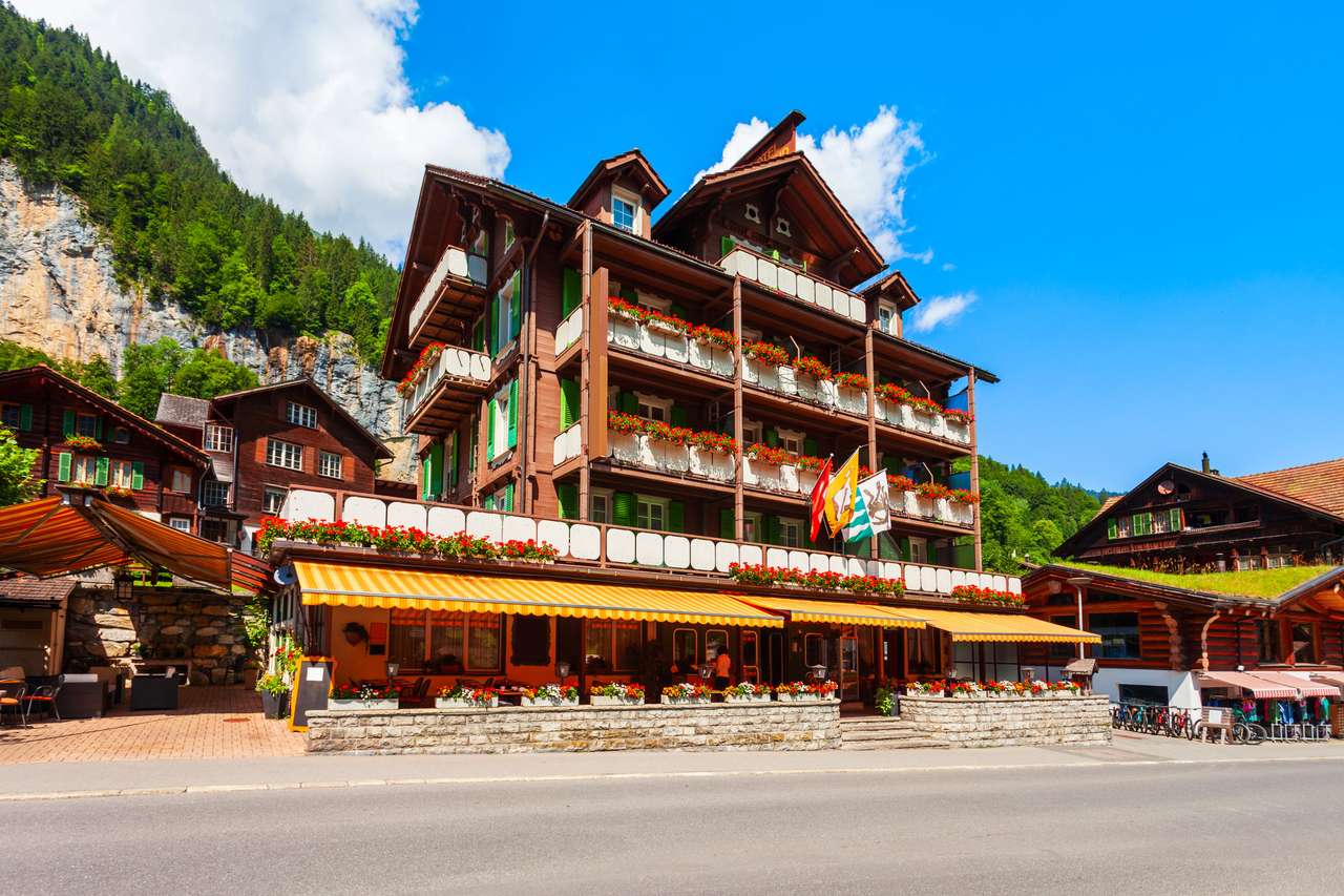 Tradycyjne domy w Lauterbrunnen, Szwajcaria puzzle online