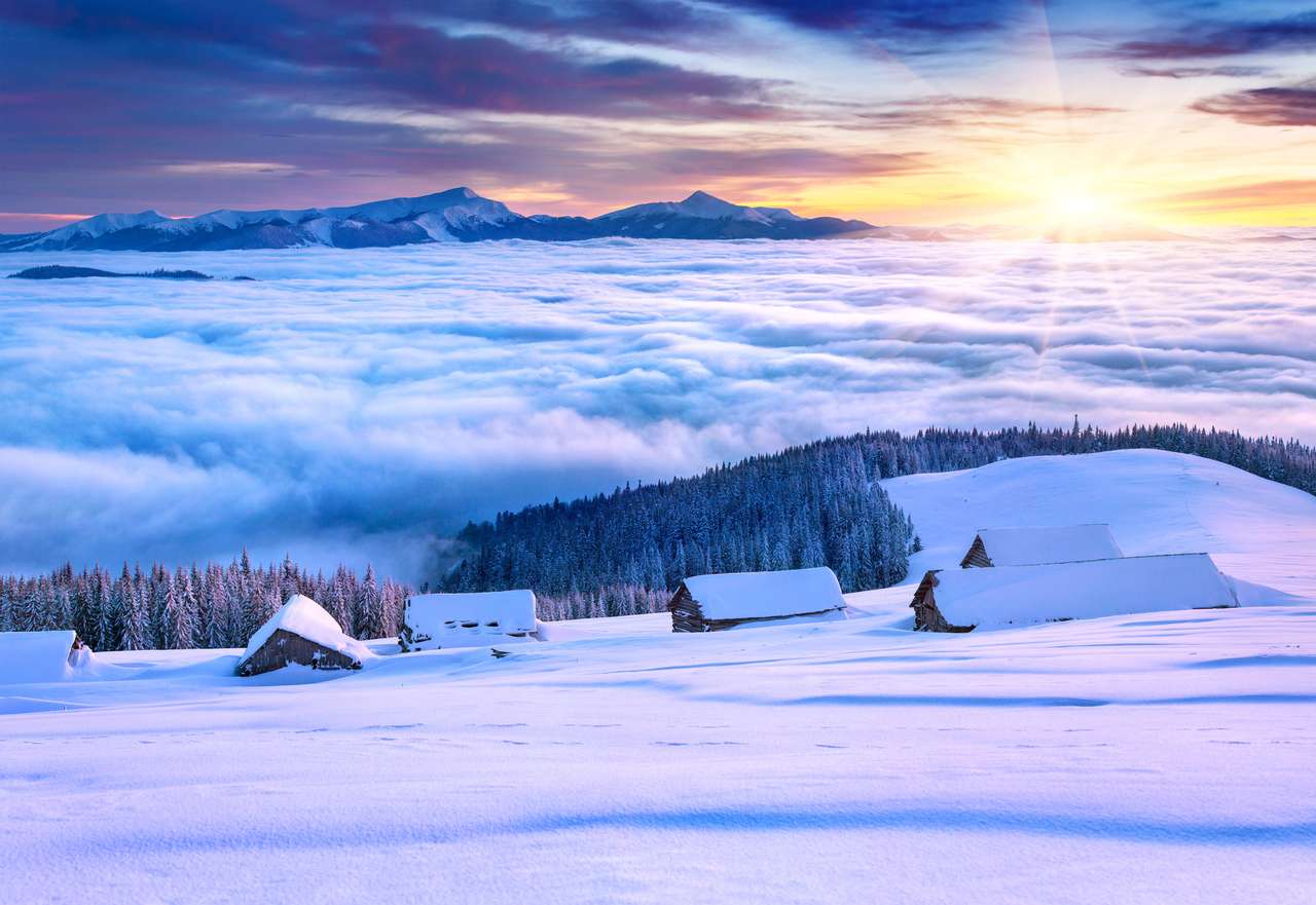Górska wioska pokryta śniegiem i chmurami puzzle online