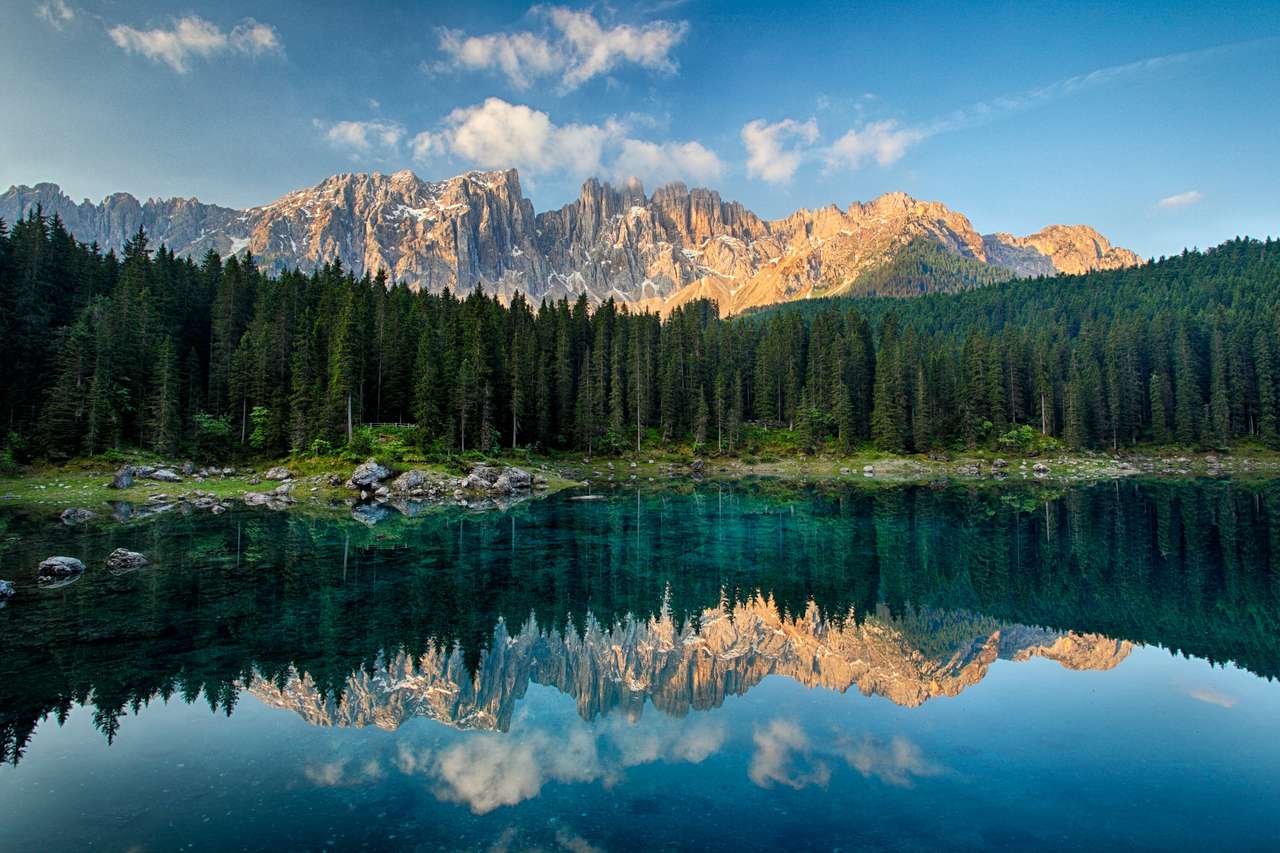 Jezioro z górskim krajobrazem leśnym, Lago di Carezza puzzle online