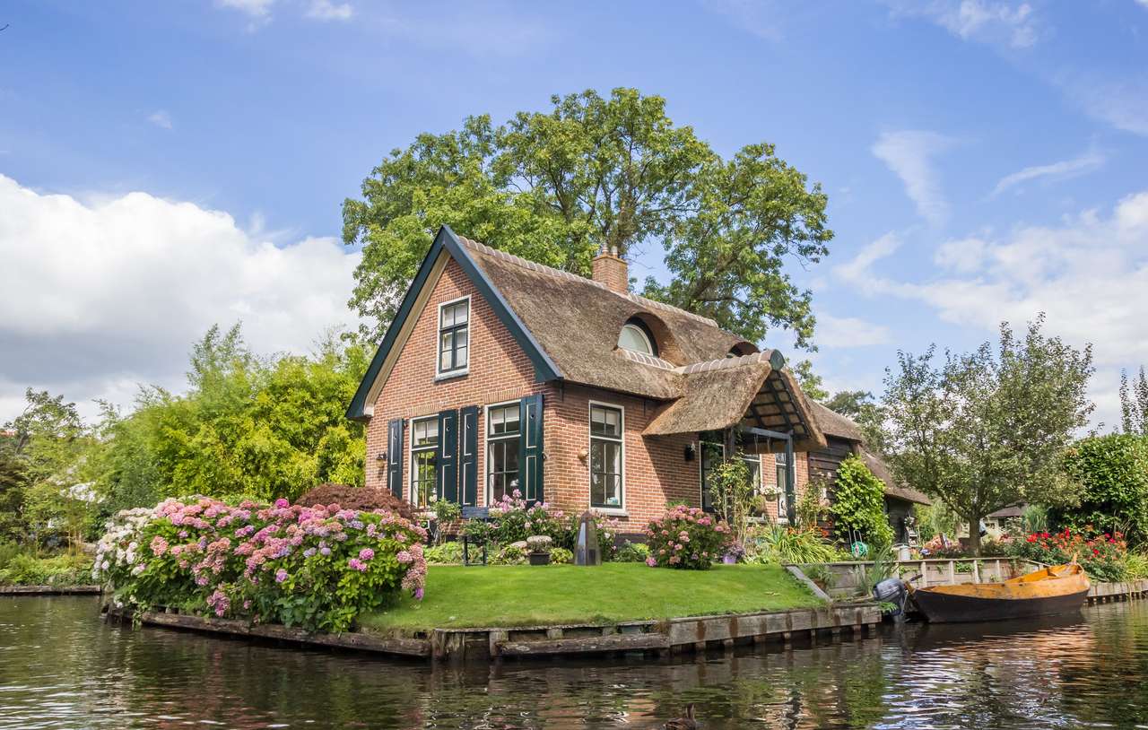 Dom i ogród przy centralnym kanale Giethoorn, Holandia puzzle online