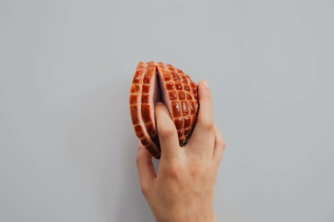 osoba trzymająca mięso puzzle online
