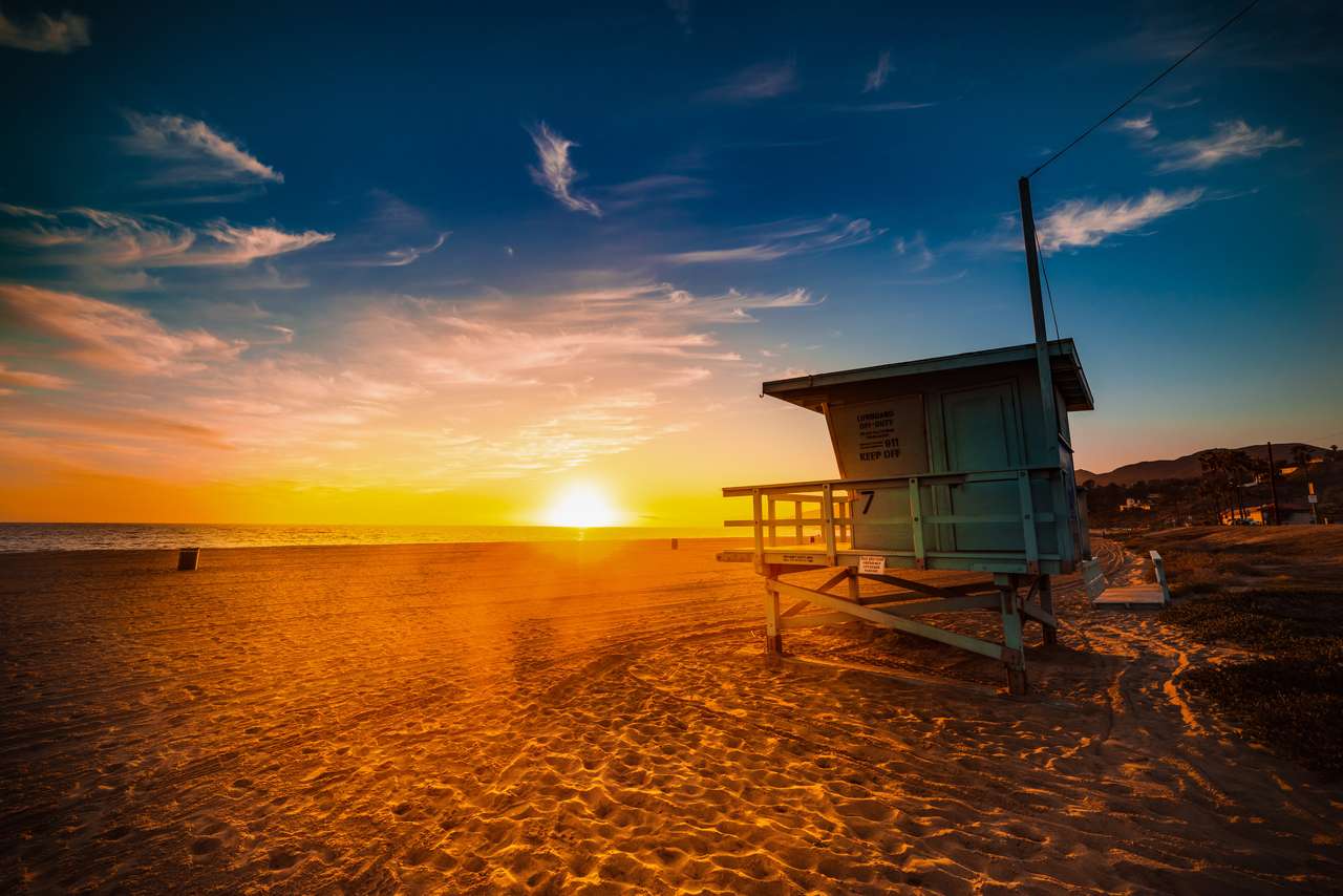 Chata ratownika na plaży Malibu o zachodzie słońca puzzle online