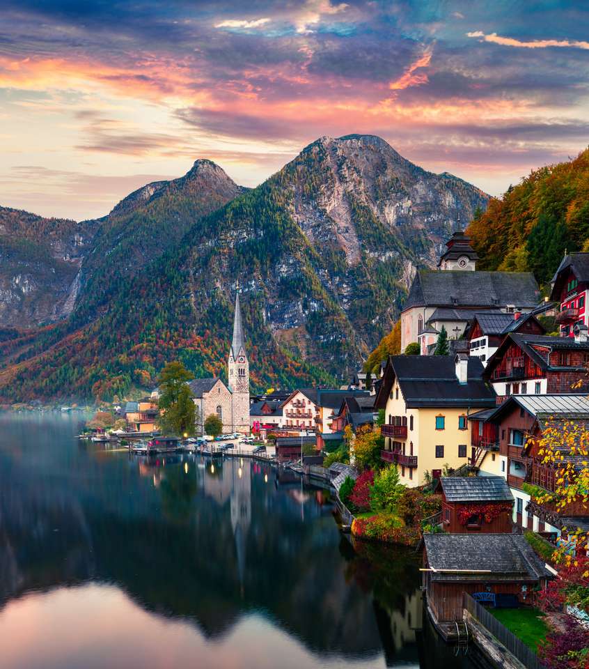 Dramatyczny jesienny zachód słońca nad jeziorem Hallstatt puzzle online