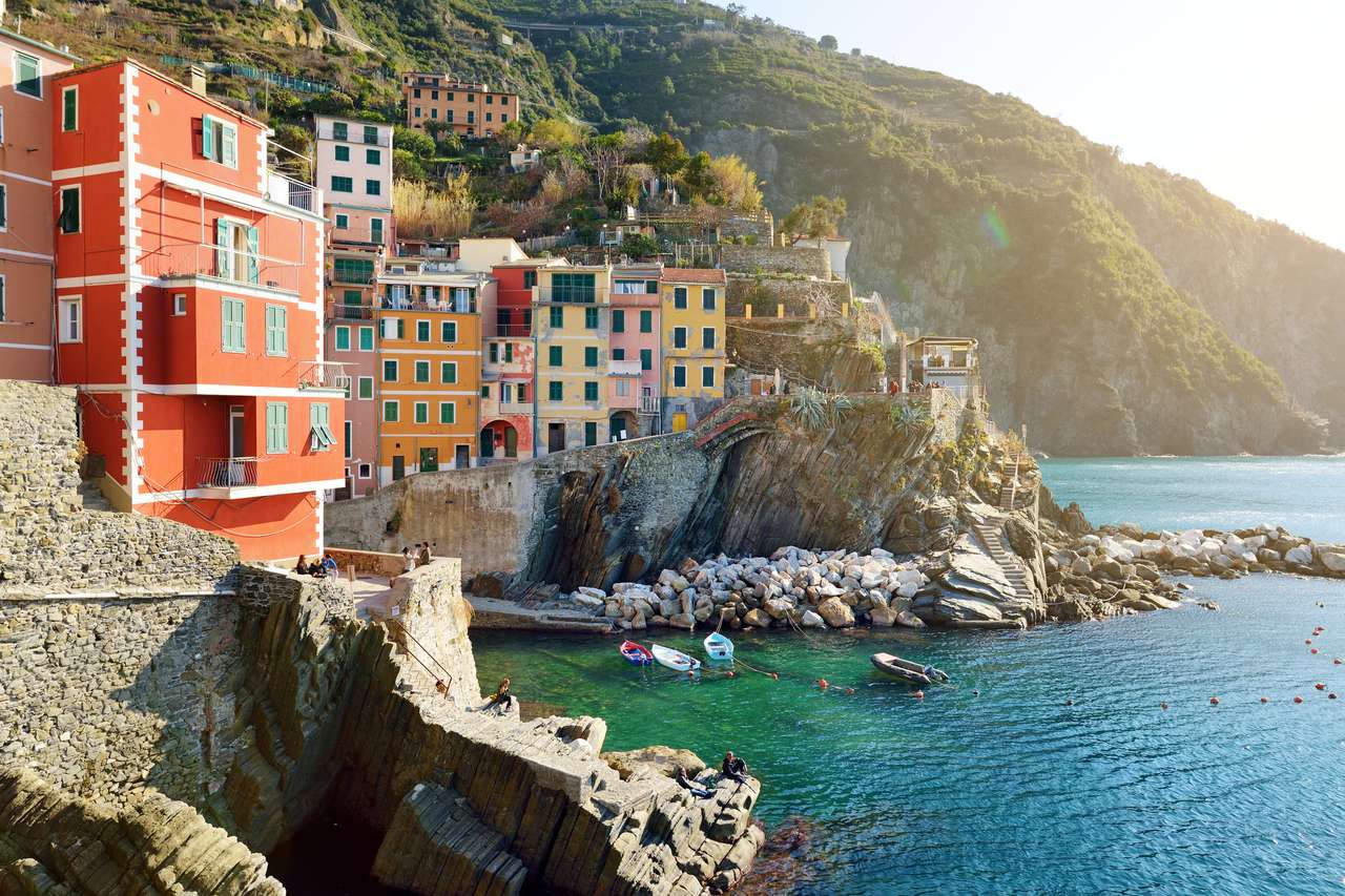 Pastelowe domy i maleńka marina Riomaggiore puzzle online