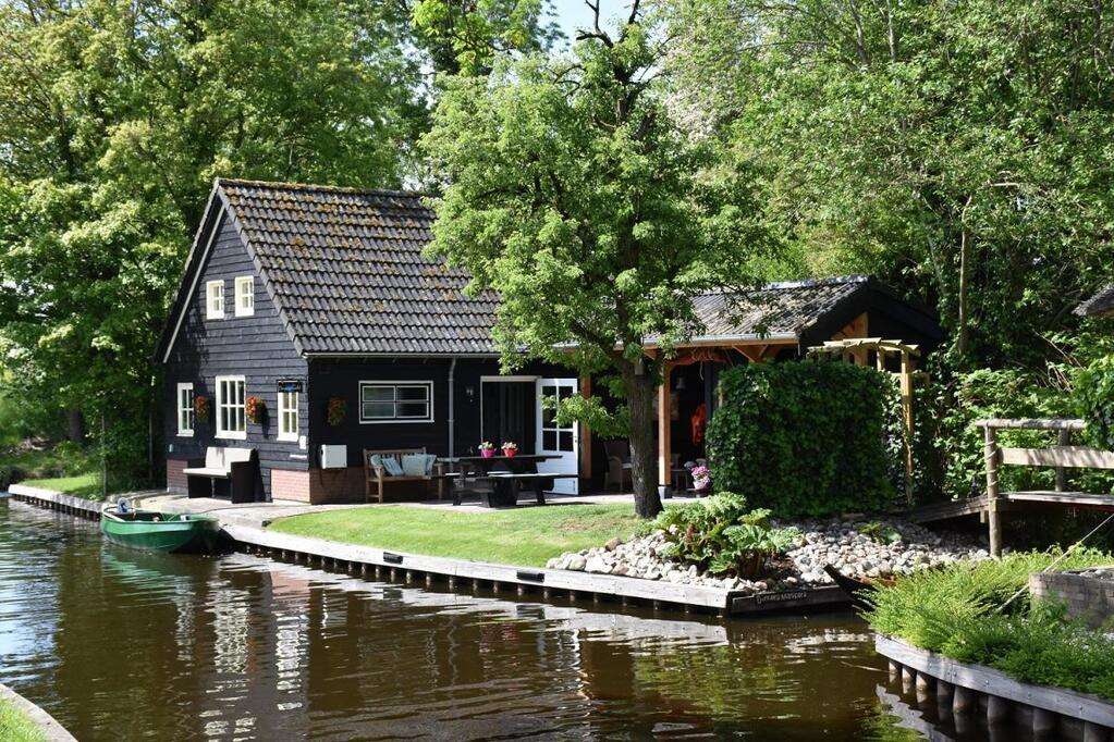 Dom w wiosce Giethoorn w Holandii puzzle online