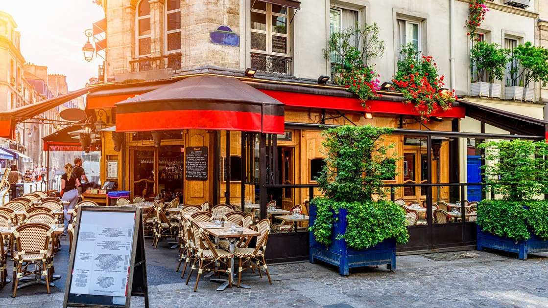 Uliczka z restauracją we Francji puzzle online