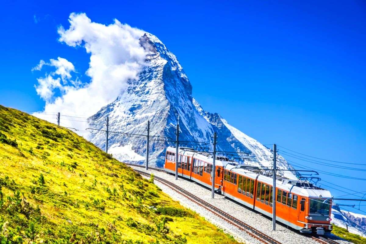 Pociąg w Alpach w Szwajcarii puzzle