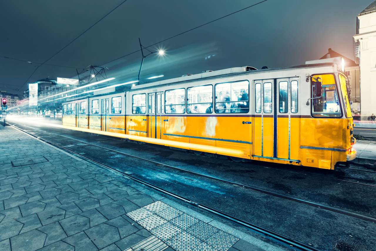 Stary tramwaj w centrum Budapesztu puzzle online