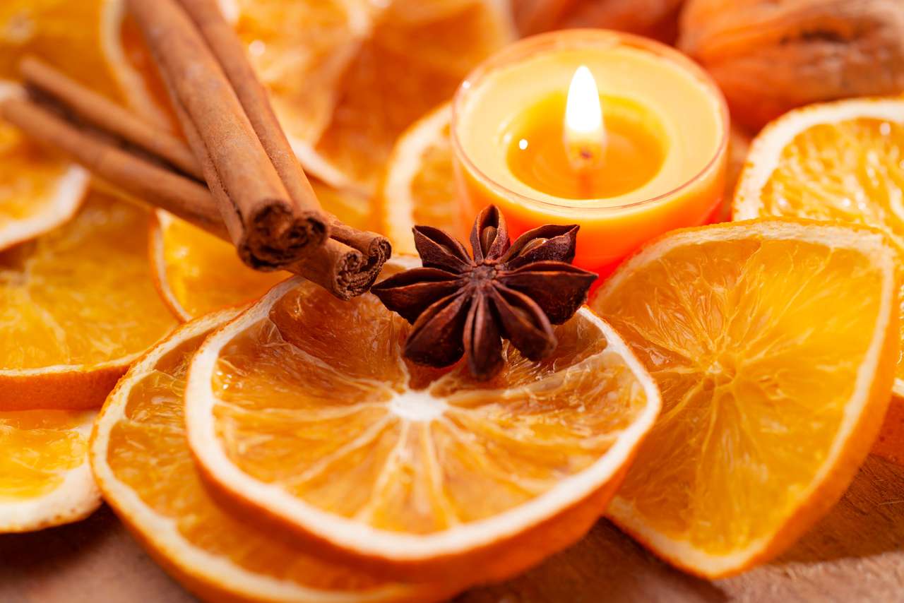 Plasterki pomarańczy, przyprawy i świeca jako dekoracja świąteczna puzzle online